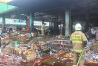 1765775124337-pasar-induk-kramat-jati-terbakar-aktivitas-pedagang-lumpuh-1765768206769_43