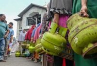 1765818305526-emak-emak-di-aceh-rela-antre-demi-dapat-lpg-3-kg-langka-2_43