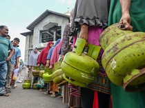 1765818305526-emak-emak-di-aceh-rela-antre-demi-dapat-lpg-3-kg-langka-2_43