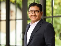 1765904703640-direktur-human-capital-compliance-bni-munadi-herlambang-1765896573117_43