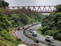 1765947944309-atur-arus-nataru-pemerintah-batasi-operasional-truk-di-jalan-tol-1765880181390_43