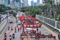 1766012669185-massa-buruh-menggelar-aksi-unjuk-rasa-di-depan-gedung-dpr-ri-jalan-gatot-subroto-jakarta-pusat-hari-ini-massa-menyampaikan-asp-1762407207651_43