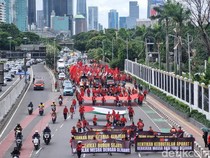 1766012669185-massa-buruh-menggelar-aksi-unjuk-rasa-di-depan-gedung-dpr-ri-jalan-gatot-subroto-jakarta-pusat-hari-ini-massa-menyampaikan-asp-1762407207651_43