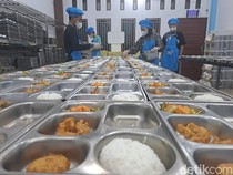 1766055957436-pemorsian-di-dapur-mbg-prabumulih-timur-dengan-penopang-cahaya-lampu-dari-listrik-dan-ac-untuk-menjaga-suhu-ruangan-tetap-ding-1761815179625_43