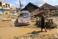 1766055961432-mobil-hingga-truk-tangki-terseret-banjir-aceh-tamiang-porak-poranda-1764771075254_43