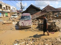 1766055961432-mobil-hingga-truk-tangki-terseret-banjir-aceh-tamiang-porak-poranda-1764771075254_43