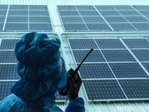 1766077499854-intip-plts-terbesar-di-atap-industri-farmasi-di-cimanggis-depok-4_43