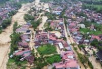 1766077506158-banjir-bandang-di-padang-makin-meluas-1764318597614_43