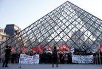 1766077510001-aksi-mogok-pegawai-lumpuhkan-operasional-museum-louvre-1765971844785_43
