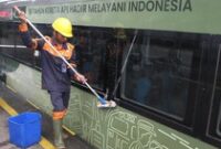 1766077531013-siap-sambut-natal-gerbong-ka-gajayana-dimandikan-1766034015186_43