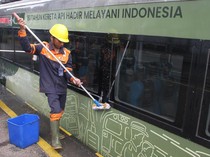 1766077531013-siap-sambut-natal-gerbong-ka-gajayana-dimandikan-1766034015186_43