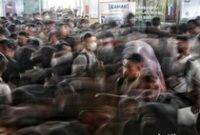 1766207101270-warga-serbu-bursa-kerja-di-bekasi-2_43