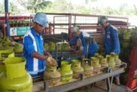 1766228738665-petugas-sedang-mengisi-gas-ke-lpg-3-kg-1752453138864_43