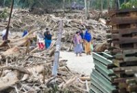 1766552724303-penampakan-kayu-gelondongan-tutup-akses-dan-hambat-evakuasi-di-tapteng-1765522970346_43