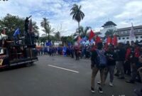 1766984715264-buruh-demo-di-depan-gedung-sate-1_43