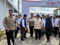 1767265654260-prabowo-kunjungi-hunian-danantara-di-aceh-tamiang-1767246720137_43