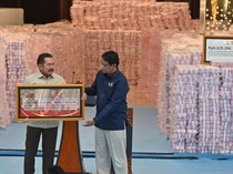 1767265663127-potret-gunungan-uang-rp-66-triliun-hasil-penertiban-hutan-dan-kasus-korupsi-1766573323620_43