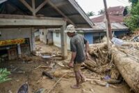 1767287092221-ratusan-rumah-rusak-diterjang-banjir-bandang-di-solok-1764560223598_43