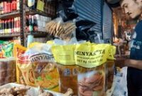 1767352031529-warga-membeli-minyakita-di-pasar-atas-cimahi_43