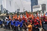 1767416746298-partai-buruh-bersama-konfederasi-serikat-pekerja-indonesia-kspi-menggelar-aksi-demo-di-kawasan-patung-kuda-jakarta-pusat-jakpu_43