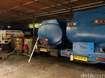 1767459905322-dua-truk-tanki-bbm-dua-truk-tanki-warna-biru-satu-mobil-dan-tiga-tandon-yang-digunakan-tompel-bongkar-muat-solar-subsidi-di-gu-1767065448144_43