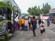 1767524734751-terminal-kampung-rambutan-ramai-penumpang-di-akhir-libur-nataru-1767512494926_43