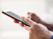 1767848703677-ilustrasi-memegang-smartphone_43