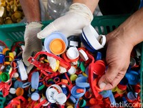 1767891931320-sampah-tutup-botol-diubah-jadi-produk-bernilai-di-tangsel-1767869447185_43