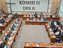 1768475145065-rapat-membahas-dana-syariah-indonesia-di-komisi-iii-dpr-ri-1768462586090_43