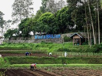 1769079927732-bri-raih-penghargaan-pada-puncak-hari-desa-nasional-2026-1769073777135_43