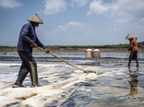 1769511927303-panen-garam-jepara-terhambat-hujan-produksi-merosot-tajam-1759463733494_43